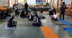 टिहरी डायट में भावी शिक्षको को हस्तशिल्प का प्रशिक्षण दे रहे हैं रिंगाल मेन राजेन्द्र बडवाल