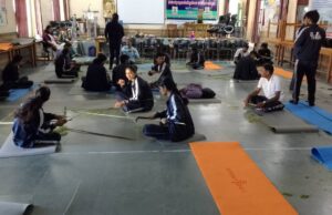 टिहरी डायट में भावी शिक्षको को हस्तशिल्प का प्रशिक्षण दे रहे हैं रिंगाल मेन राजेन्द्र बडवाल