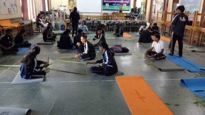 टिहरी डायट में भावी शिक्षको को हस्तशिल्प का प्रशिक्षण दे रहे हैं रिंगाल मेन राजेन्द्र बडवाल