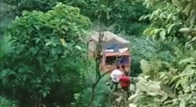 12 घण्टे में एक ही जगह पर 2 वाहन दुर्घटना ग्रस्त, आश्चर्य में लोग