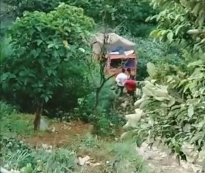 12 घण्टे में एक ही जगह पर 2 वाहन दुर्घटना ग्रस्त, आश्चर्य में लोग