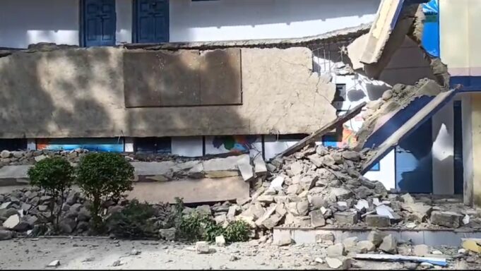 भरभरा कर गिर गयी इंटर कालेज थराली की बिल्डिंग ,गनीमत रही छुट्टी के बाद गिरा बिल्डिंग का ये हिस्सा
