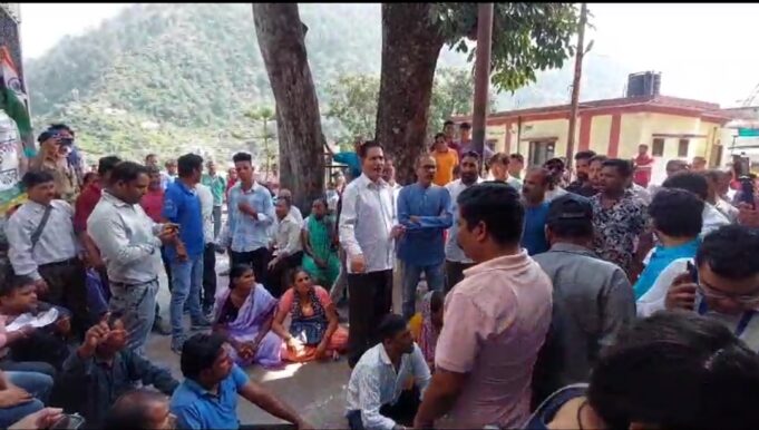 पिंकी की मौत स्थानीय लोगो ने अस्पताल प्रबंधन पर लगाया लापरवाही का आरोप काटा हंगामा