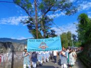 चमोली पुलिस एवं विधिक सेवा प्राधिकरण की सयुंक्त टीम द्वारा स्कूल छात्र-छात्राओं के साथ निकाली वृहद यातायात जागरुकता रैली