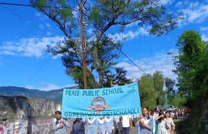 चमोली पुलिस एवं विधिक सेवा प्राधिकरण की सयुंक्त टीम द्वारा स्कूल छात्र-छात्राओं के साथ निकाली वृहद यातायात जागरुकता रैली