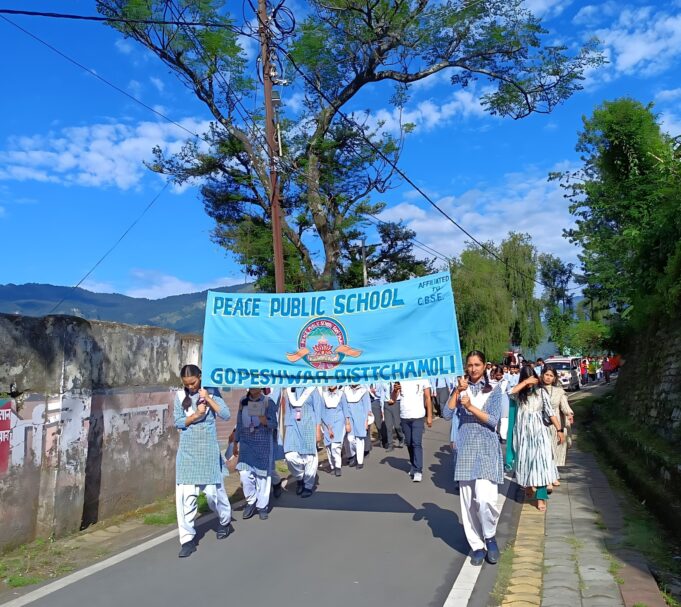 चमोली पुलिस एवं विधिक सेवा प्राधिकरण की सयुंक्त टीम द्वारा स्कूल छात्र-छात्राओं के साथ निकाली वृहद यातायात जागरुकता रैली