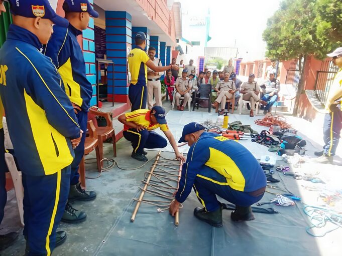 S.D.R.F टीम जोशीमठ द्वारा कोतवाली जोशीमठ के जवानों को किसी प्रकार की आपदा से निपटने हेतु दिया गया आपदा सम्बन्धित प्रशिक्षण