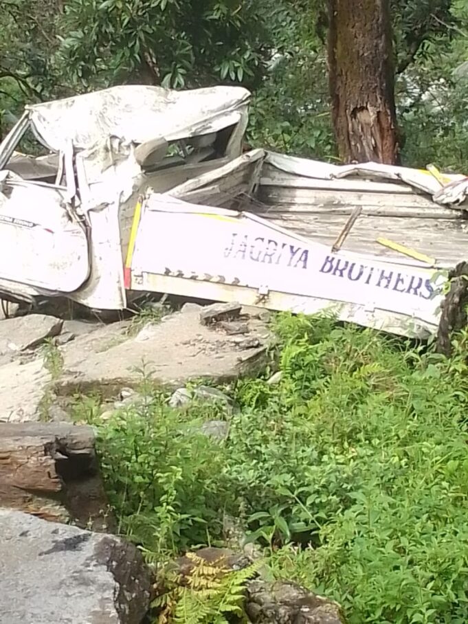 वाहन दुर्घटना. में 3की मौत पुलिस एसडीआरएफ मौके पर