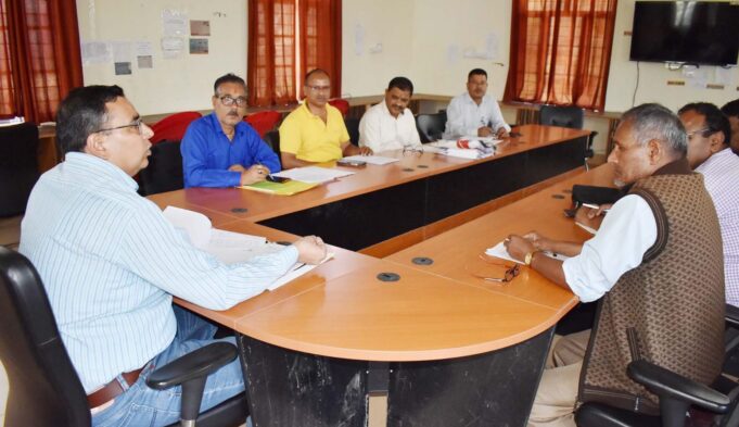 मतदेय स्थलों के पुनर्निर्धारण के संबंध में राजनैतिक दलों के साथ हुई बैठक।