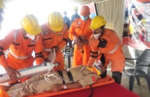 भूकंप की मॉकड्रिल में समझाए बचाव के टिप्स।