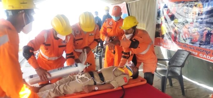 भूकंप की मॉकड्रिल में समझाए बचाव के टिप्स।