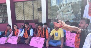 छात्रों के सम्मान में एबीवीपी मैदान में नारों के साथ क्रमिक अनशन शुरू, आमरण अनशन की दी चेतावनी