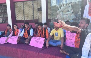 छात्रों के सम्मान में एबीवीपी मैदान में नारों के साथ क्रमिक अनशन शुरू, आमरण अनशन की दी चेतावनी