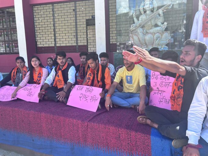 छात्रों के सम्मान में एबीवीपी मैदान में नारों के साथ क्रमिक अनशन शुरू, आमरण अनशन की दी चेतावनी