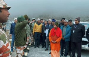 यूपी सीएम योगिआदित्य नाथ पहुचे बद्रीनाथ भारत तिब्बत चीन सीमा पर भारत की सीमा चौकी माणा पास बार्डर पर जवानों की मुलाकात