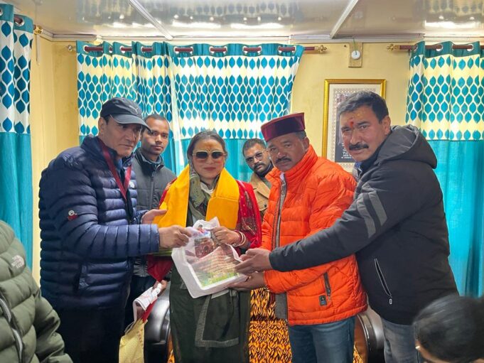 अभिनेत्री रानी मुखर्जी ने किए बदरीकेदार के दर्शन