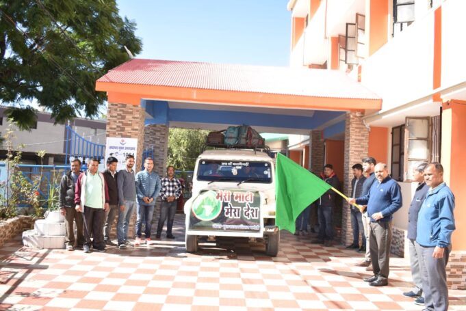 मुख्य विकास अधिकारी ने अमर कलश यात्रा रथ को हरी झंडी देकर किया रवाना