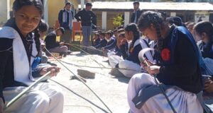 छात्र छात्राओ को दिया रिंगाल का प्रशिक्षण राइका गणाई (जोशीमठ) में रिंगाल मेन राजेन्द्र बडवाल नें दिया प्रशिक्षण