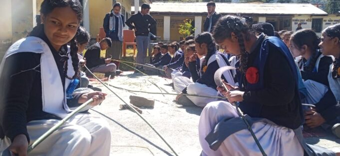 छात्र छात्राओ को दिया रिंगाल का प्रशिक्षण राइका गणाई (जोशीमठ) में रिंगाल मेन राजेन्द्र बडवाल नें दिया प्रशिक्षण