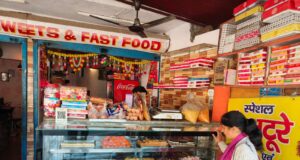 खाद्य अधिकारी ने दुकानों में मारे छापे अनियमितता पाए जाने पर थमाए नोटिस