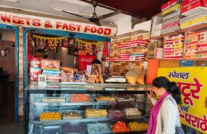 खाद्य अधिकारी ने दुकानों में मारे छापे अनियमितता पाए जाने पर थमाए नोटिस