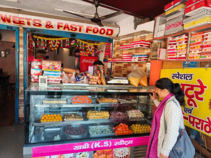 खाद्य अधिकारी ने दुकानों में मारे छापे अनियमितता पाए जाने पर थमाए नोटिस