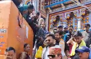 क्रिकेटर ऋषभ पंत ने किए बद्रीविशाल के दर्शन