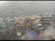 बद्रीनाथ में बर्फवारी, तापमान में आई गिरावट