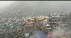 बद्रीनाथ में बर्फवारी, तापमान में आई गिरावट