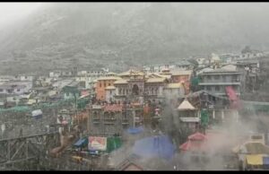 बद्रीनाथ में बर्फवारी, तापमान में आई गिरावट