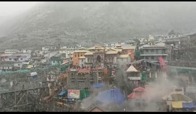 बद्रीनाथ में बर्फवारी, तापमान में आई गिरावट
