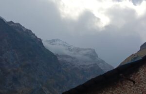 बदरीनाथ में हल्की बारिश, चोटियों पर बर्फबारी