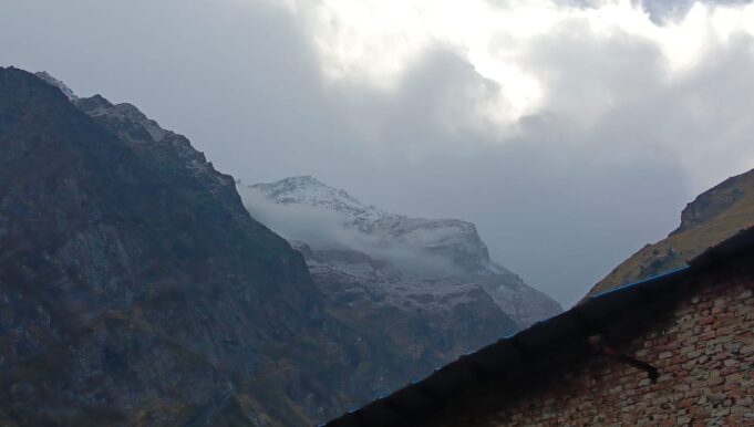 बदरीनाथ में हल्की बारिश, चोटियों पर बर्फबारी