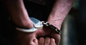 पुलिस ने हेलिकॉप्टर टिकट दिलाने के नाम पर ठगी करने वाले तीन आरोपियों को पकड़ा