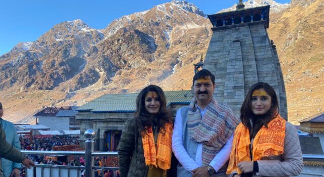 श्री बदरीनाथ- केदारनाथ धाम दर्शन को पहुंची प्रसिद्ध फिल्म अभिनेत्री रवीना टंडन