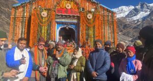 बदरीनाथ- केदारनाथ धाम दर्शन को पहुंचे केंद्रीय रक्षा राज्य मंत्री अजय भटृ तथा पूर्व मुख्यमंत्री एवं सांसद डा. रमेश पोखरियाल निशंक।