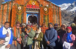 बदरीनाथ- केदारनाथ धाम दर्शन को पहुंचे केंद्रीय रक्षा राज्य मंत्री अजय भटृ तथा पूर्व मुख्यमंत्री एवं सांसद डा. रमेश पोखरियाल निशंक।