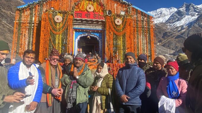 बदरीनाथ- केदारनाथ धाम दर्शन को पहुंचे केंद्रीय रक्षा राज्य मंत्री अजय भटृ तथा पूर्व मुख्यमंत्री एवं सांसद डा. रमेश पोखरियाल निशंक।