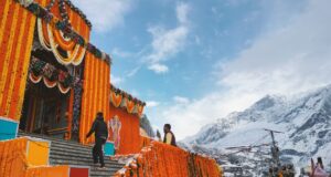 बद्रीविशाल सजा खूबसूरत फूलों से , प्रकृति ने बरसाए बर्फ रूपी सफेद फूल