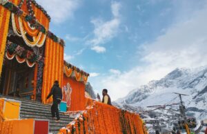 बद्रीविशाल सजा खूबसूरत फूलों से , प्रकृति ने बरसाए बर्फ रूपी सफेद फूल