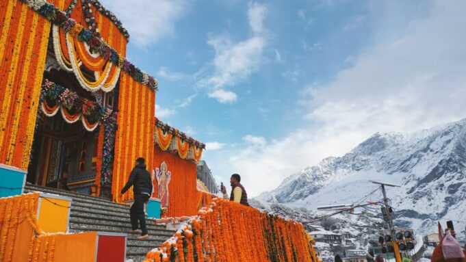 बद्रीविशाल सजा खूबसूरत फूलों से , प्रकृति ने बरसाए बर्फ रूपी सफेद फूल