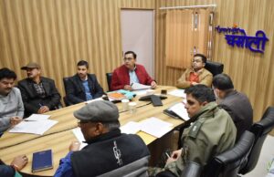 सड़क निर्माण को लेकर भूमि सम्बन्धी मामलों को लेकर जिलाधिकारी ने ली बैठक