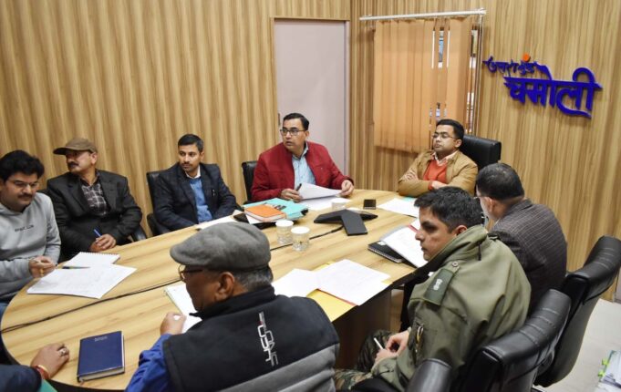 सड़क निर्माण को लेकर भूमि सम्बन्धी मामलों को लेकर जिलाधिकारी ने ली बैठक