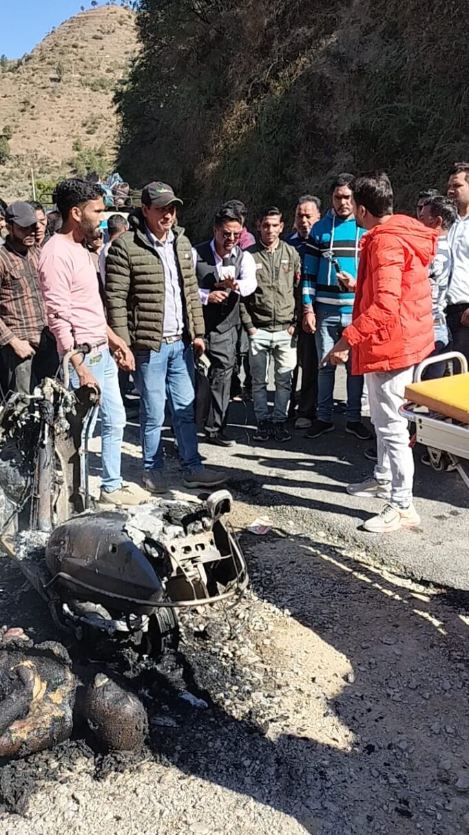 स्कूटी में लगी आग, युवती की मौत