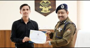 पुलिस महानिदेशक अशोक कुमार ने चमोली के शिव सिंह को डिजिटल वॉलिंटियर अवार्ड से किया सम्मानित