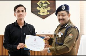पुलिस महानिदेशक अशोक कुमार ने चमोली के शिव सिंह को डिजिटल वॉलिंटियर अवार्ड से किया सम्मानित