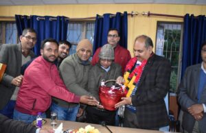 मुख्य विकास अधिकारी dr ललित नारायण मिश्र को अधिकारियों कर्मचारियों ने दी भावभीनी विदाई
