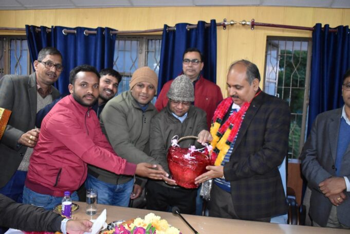 मुख्य विकास अधिकारी dr ललित नारायण मिश्र को अधिकारियों कर्मचारियों ने दी भावभीनी विदाई