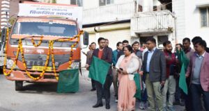चमोली :विकसित भारत संकल्प के तहत डीएम ने डिजिटल रथों को हरी झंडी दिखाकर रवाना किया।