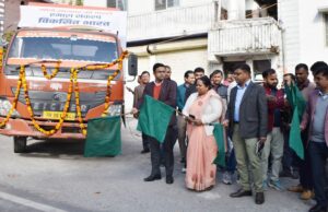 चमोली :विकसित भारत संकल्प के तहत डीएम ने डिजिटल रथों को हरी झंडी दिखाकर रवाना किया।